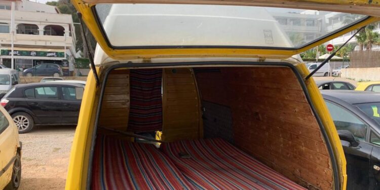 Imagen del anuncio que circula en redes sociales de la furgoneta en alquiler.