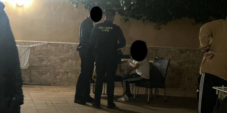 Una imagen de la detención de la supuesta estafadora por parte de la Guardia Civil que ha sido difundida por las personas que denuncian haber sido víctimas de sus prácticas.