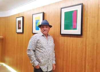 Anthony Gofer con su obra.