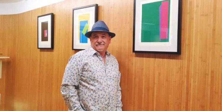 Anthony Gofer con su obra.