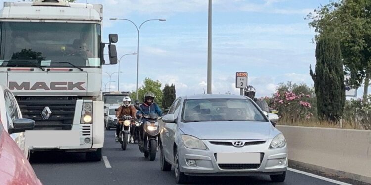 Conductores atascados  en la carretera de Sant Antoni. Fotos Noudiari