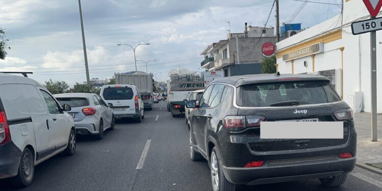 Atasco en la entrada a Ibiza por la carretera de Sant Antoni. Fotos Noudiari
