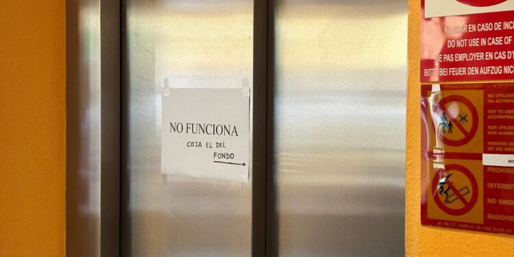 Ascensor que permanece averiado desde hace dos años, al menos, según las denuncias de las personas usuarias. Fotografías Noudiari.