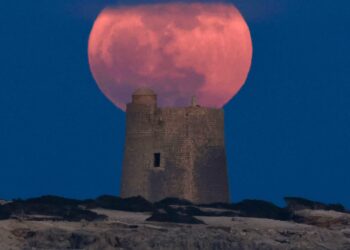 La luna llena sobre la torre de Ses Portes. Fotógrafo Paco Natera