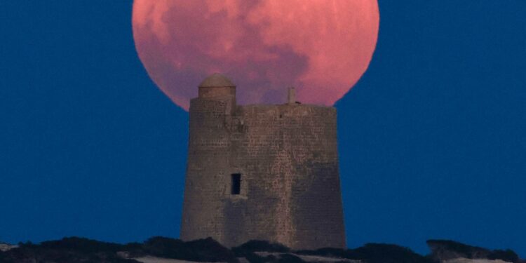 La luna llena sobre la torre de Ses Portes. Fotógrafo Paco Natera
