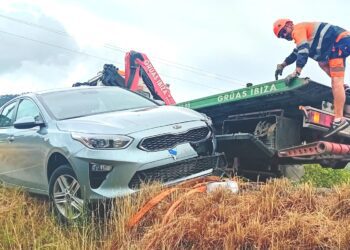 El vehículo accidentado, en la carretera de Sant Josep.