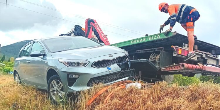 El vehículo accidentado, en la carretera de Sant Josep.