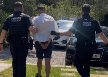La Policía Local detuvo al individuo en el domicilio donde amenazó a las víctimas. Foto Policía Local de Sant Joan.