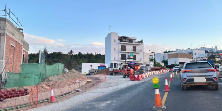 Estado de las obras de la nueva rotonda de entrada de Sant Josep, ayer martes 20 de mayo. Noudiari