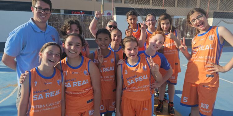 Jugadoras del minibasket Sa Real durante una actividad de recaudación de fondos, el fin de semana pasado.