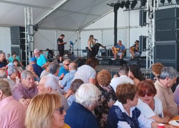 La paella popular fue un éxito entre los vecinos, que también disfrutaron de actuaciones musicales. Fotos Jaume Riera