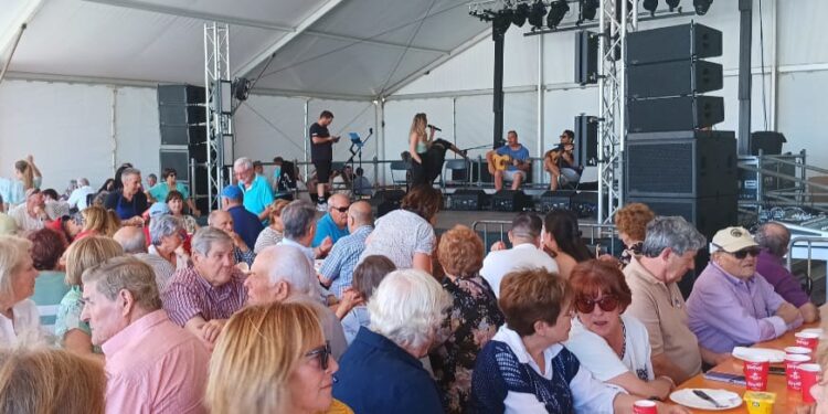 La paella popular fue un éxito entre los vecinos, que también disfrutaron de actuaciones musicales. Fotos Jaume Riera