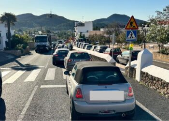 Atasco en pleno centro urbano de Sant Josep por movimiento de maquinaria en la rotonda de entrada. Foto Noudiari