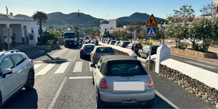 Atasco en pleno centro urbano de Sant Josep por movimiento de maquinaria en la rotonda de entrada. Foto Noudiari