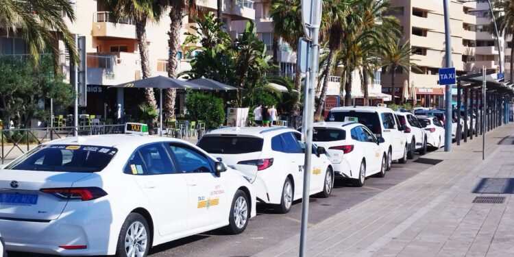 Taxistas en la parada de la avenida de Santa Eulària, estos días con poca clientela. Fotos Noudiari