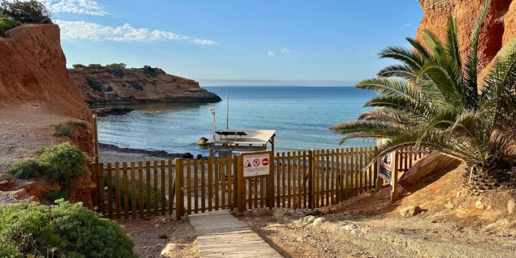 Un valla de listones de madera impide por completo el paso a es Bol Nou, sa Caleta. Imágenes de Noudiari.es