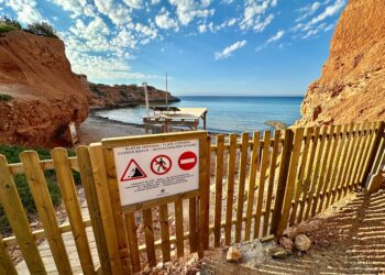 Un valla de listones de madera impide por completo el paso a es Bol Nou, sa Caleta. Imágenes de Noudiari.es