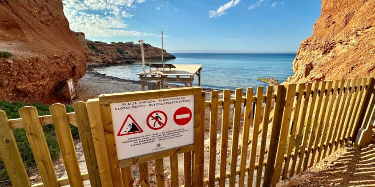 Un valla de listones de madera impide por completo el paso a es Bol Nou, sa Caleta. Imágenes de Noudiari.es