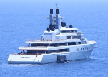 El 'Dragonfly', súper yate del cofundador de Google, Serguéi Brin, en las costas de Ibiza. Fotos Noudiari.