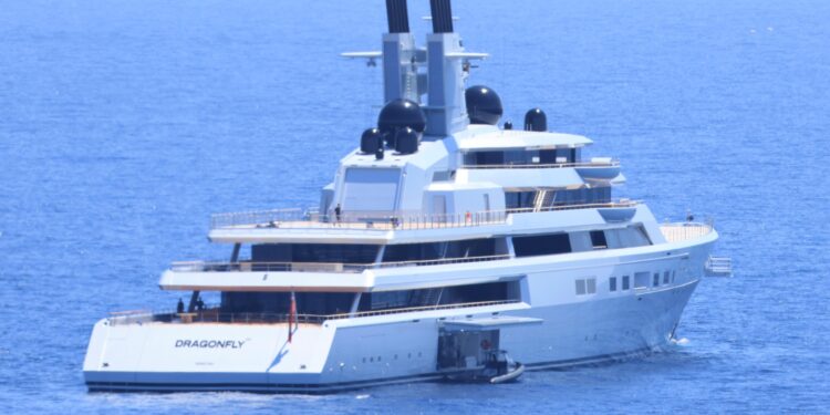El 'Dragonfly', súper yate del cofundador de Google, Serguéi Brin, en las costas de Ibiza. Fotos Noudiari.