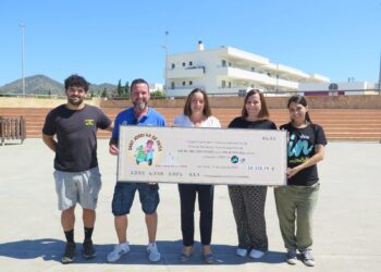 La entrega del cheque ha tenido lugar esta mañana en la plaza de Sant Jordi.