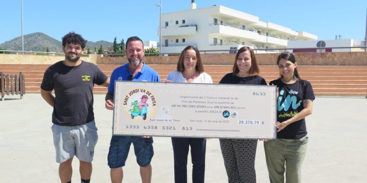 La entrega del cheque ha tenido lugar esta mañana en la plaza de Sant Jordi.
