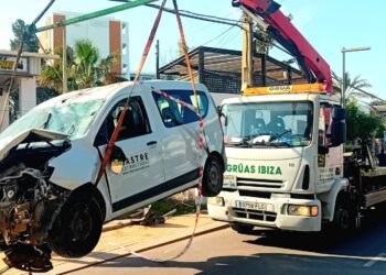 Operarios de Grúas Ibiza retiran el coche siniestrado tras el atropello mortal ayer en Cala de Bou.