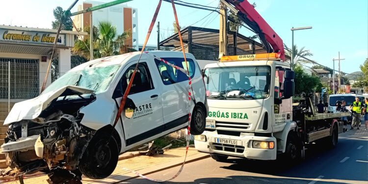 Operarios de Grúas Ibiza retiran el coche siniestrado tras el atropello mortal ayer en Cala de Bou.