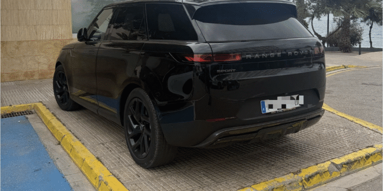 Vehículo estacionado sobre la acera y en línea amarilla. Imagen compartida por la Policía Local de Ibiza.