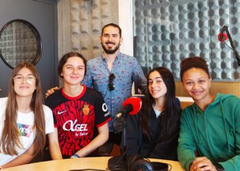 Ariadna, Lola, Martina y Ainara ganadora del tercer premio, con su profesor José Àngel, el más motivador de Baleares. Foto RàdioIlla, cedida a Noudiari