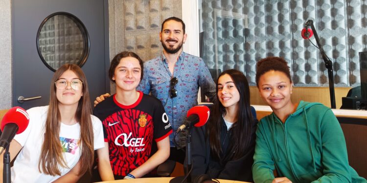 Ariadna, Lola, Martina y Ainara ganadora del tercer premio, con su profesor José Àngel, el más motivador de Baleares. Foto RàdioIlla, cedida a Noudiari