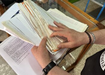 Las manos de Cristóbal, que nunca ha querido mostrar su rostro públicamente, repasan los registros de personas a las que han atendido: 20.000 en 15 años. No les han pedido nada más que su nombre y las personas que integran su hogar. Fotos Noudiari