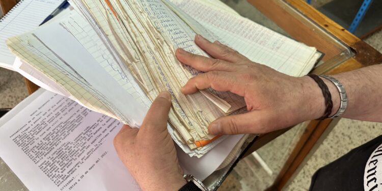 Las manos de Cristóbal, que nunca ha querido mostrar su rostro públicamente, repasan los registros de personas a las que han atendido: 20.000 en 15 años. No les han pedido nada más que su nombre y las personas que integran su hogar. Fotos Noudiari