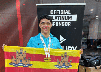 Jordi Marí posa con la bandera de Ibiza tras lograr las dos medallas.