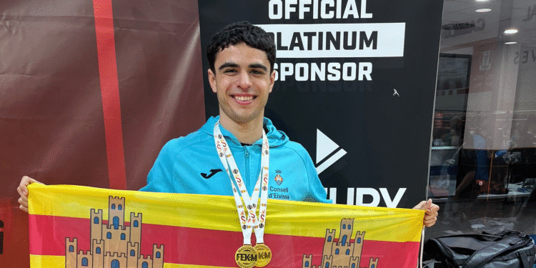 Jordi Marí posa con la bandera de Ibiza tras lograr las dos medallas.