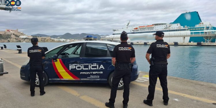 Turistas británicos a la fuga tras dejar una deuda en un crucero de Ibiza han sido detenidos.