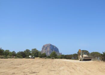 Obras de adecuación de la explanada del aparcamiento de Cala d'Hort