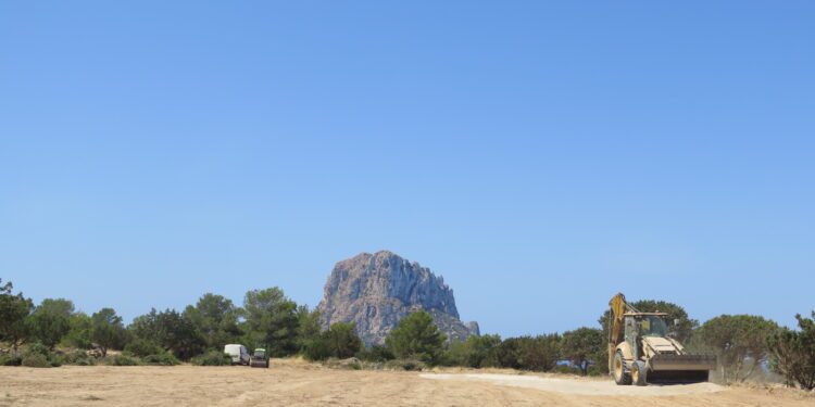 Obras de adecuación de la explanada del aparcamiento de Cala d'Hort