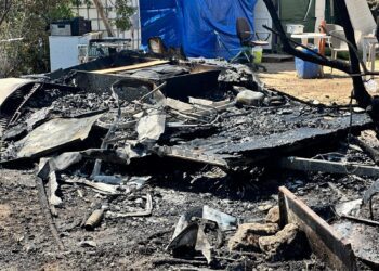 Imagen de la caravana tras el incendio, que ha quedado totalmente fundida