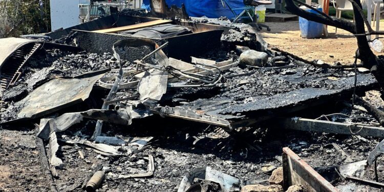 Imagen de la caravana tras el incendio, que ha quedado totalmente fundida