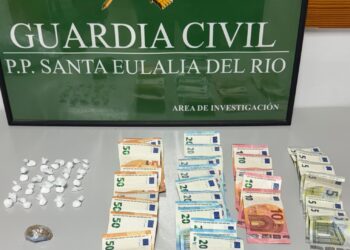 Dosis y dinero que portaba el detenido entre sus pertenencias.