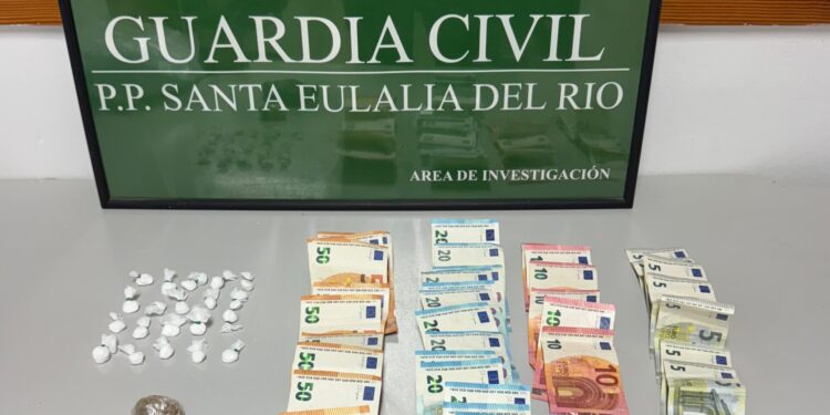 Dosis y dinero que portaba el detenido entre sus pertenencias.