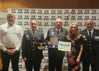 José Antonio Torres, de la Policía Local de Santa Eulària, recibe la medalla de manos de la alcaldesa Carmen Ferrer,