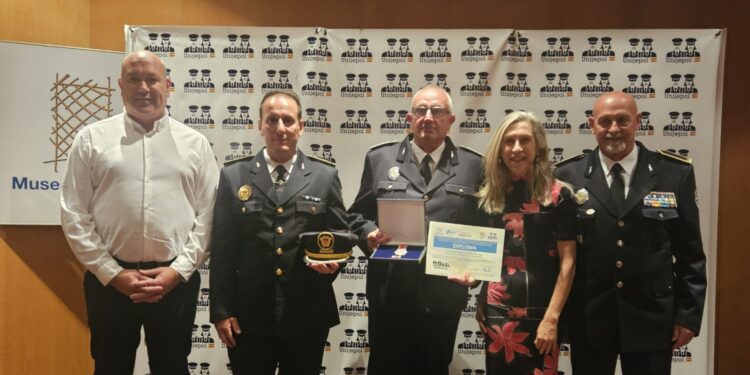 José Antonio Torres, de la Policía Local de Santa Eulària, recibe la medalla de manos de la alcaldesa Carmen Ferrer,