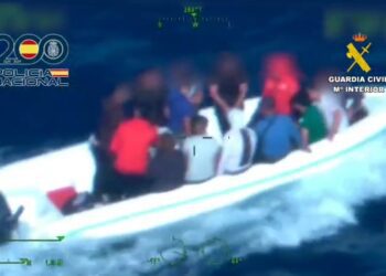 Imagen de archivo de una patera interceptada en aguas de Formentera por la Guardia Civil.