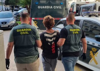 Mujer detenida como presunta autora del incendio que calcinó tres locales en Platja d'en Bossa, Ibiza. Fotos Guardia Civil de Valencia.