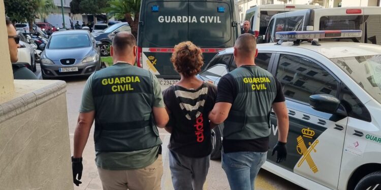 Mujer detenida como presunta autora del incendio que calcinó tres locales en Platja d'en Bossa, Ibiza. Fotos Guardia Civil de Valencia.