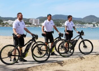 La Policía Local patrullará el litoral con bicicletas eléctricas y motos acuáticas.