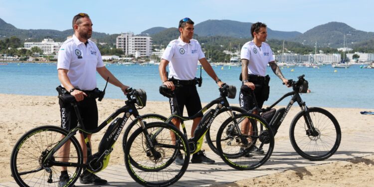 La Policía Local patrullará el litoral con bicicletas eléctricas y motos acuáticas.