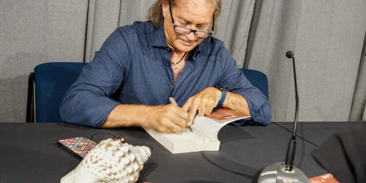 Juan Bonet Cardona firma ejemplares en Lanzarote.